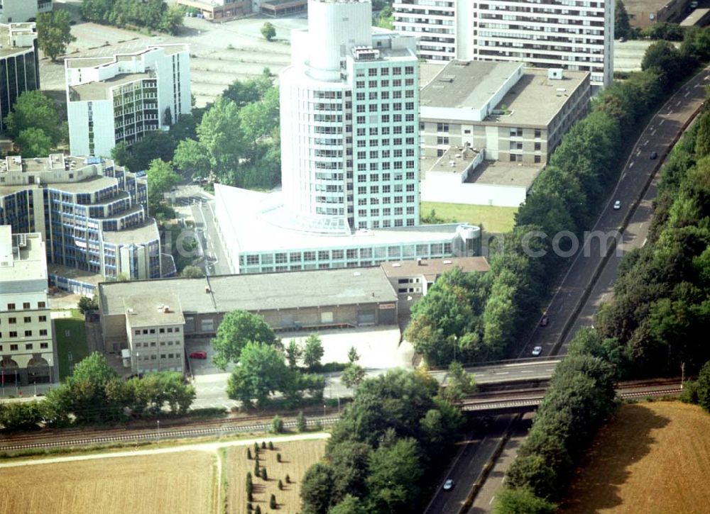 Aerial photograph Frankfurt am Main - Büro- und Gewerbegebiet an der Frankfurter Straße 77 in Frankfurt Eschborn an der S-Bahn.