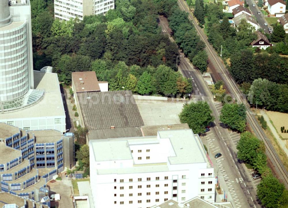 Frankfurt am Main from above - Büro- und Gewerbegebiet an der Frankfurter Straße 77 in Frankfurt Eschborn an der S-Bahn.