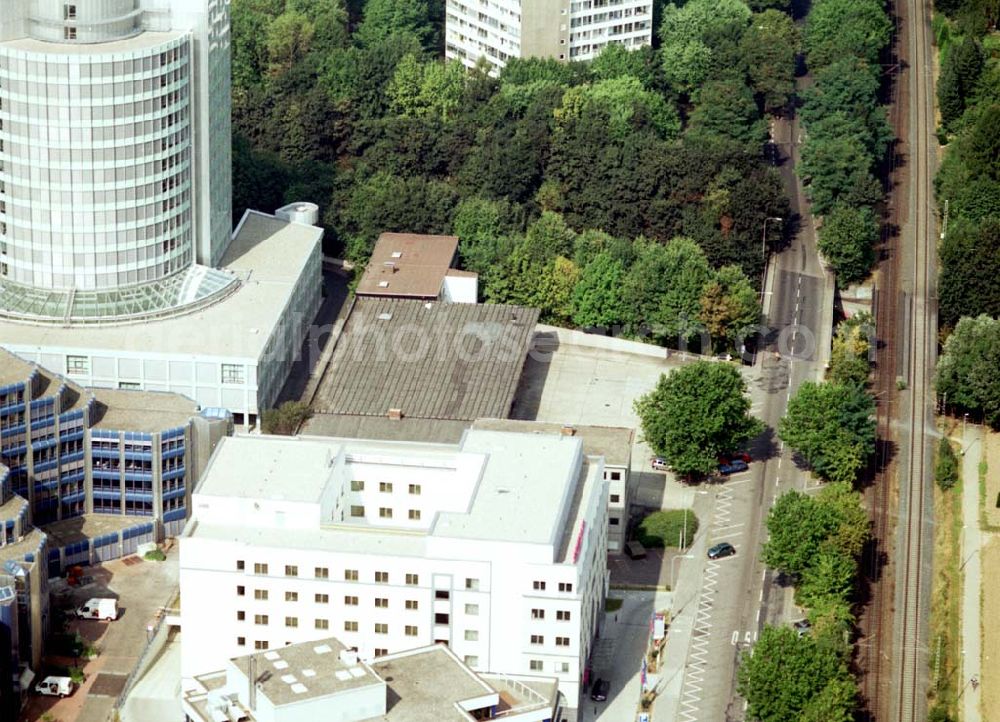 Frankfurt am Main from the bird's eye view: Büro- und Gewerbegebiet an der Frankfurter Straße 77 in Frankfurt Eschborn an der S-Bahn.