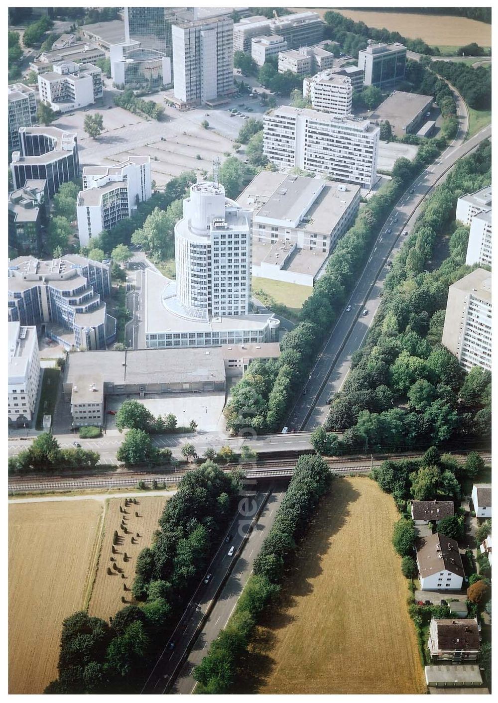 Frankfurt am Main from the bird's eye view: Büro- und Gewerbegebiet an der Frankfurter Straße 77 in Frankfurt Eschborn an der S-Bahn.