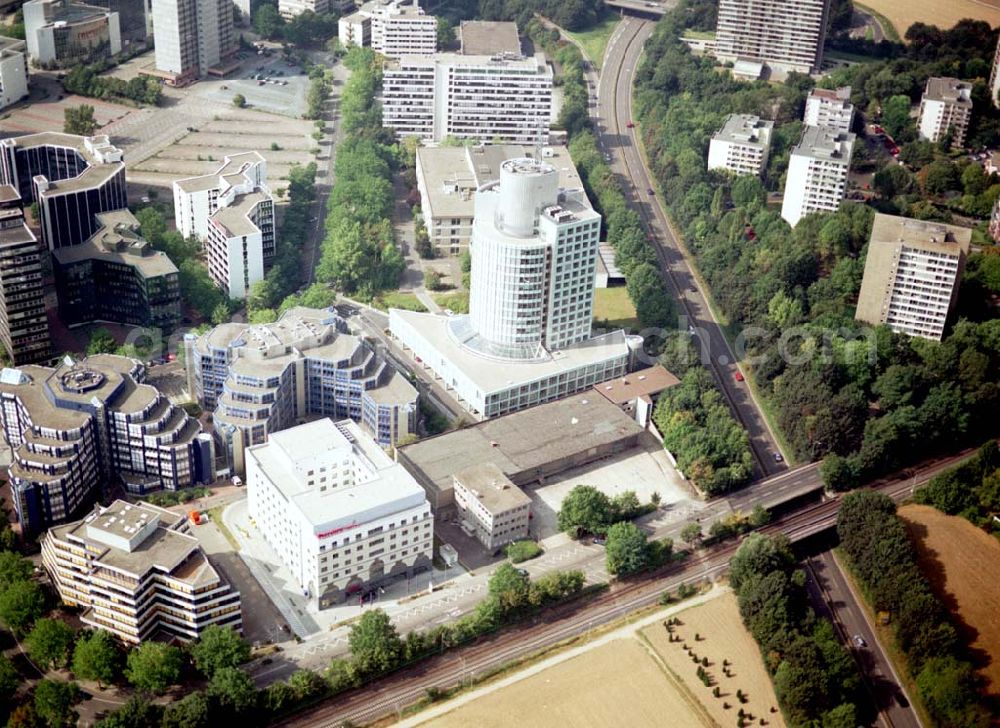 Frankfurt am Main from the bird's eye view: Büro- und Gewerbegebiet an der Frankfurter Straße 77 in Frankfurt Eschborn an der S-Bahn.