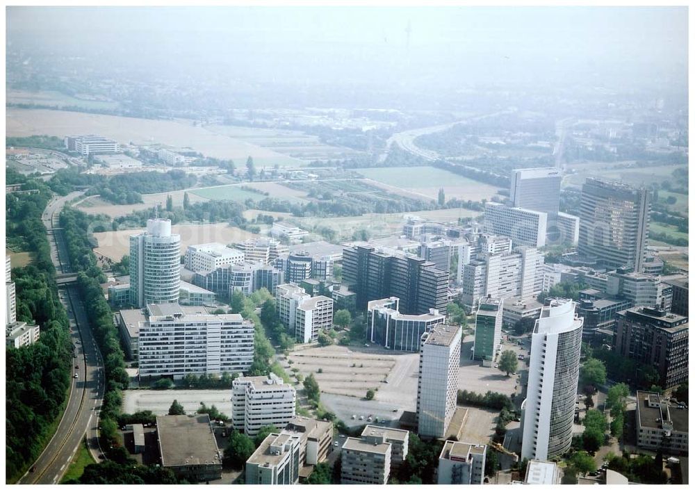 Frankfurt am Main from the bird's eye view: Büro- und Gewerbegebiet an der Frankfurter Straße 77 in Frankfurt Eschborn an der S-Bahn. 07.09.02