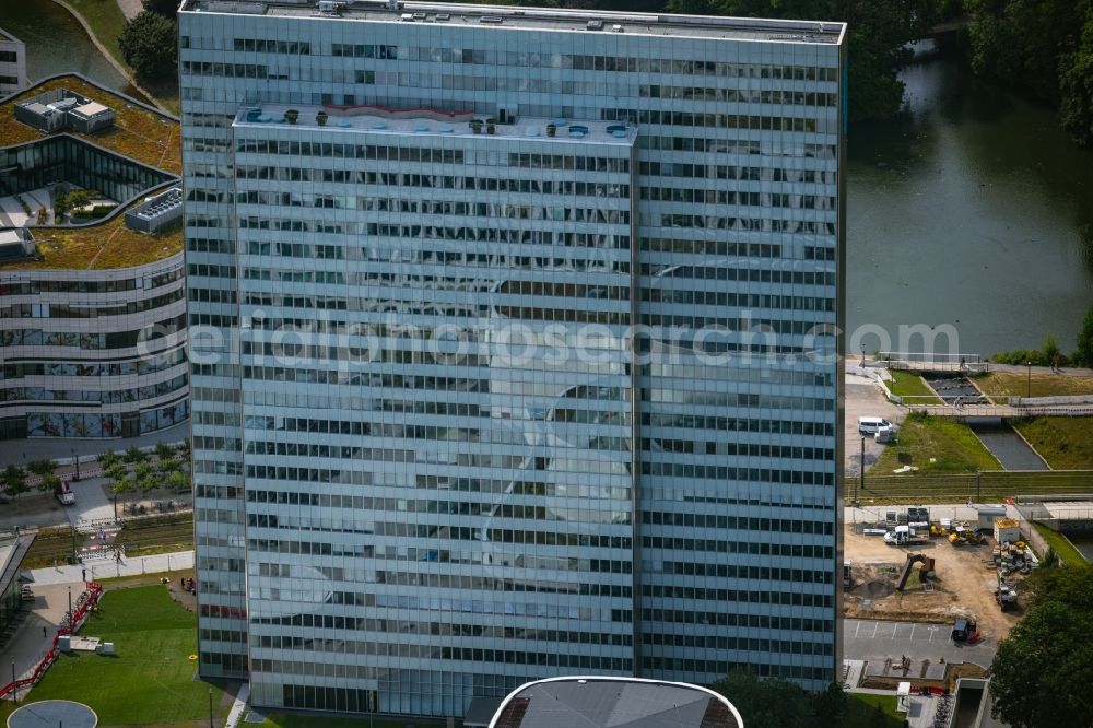 Düsseldorf from the bird's eye view: Office and corporate management high-rise building Dreischeibenhaus in the district Stadtmitte in Duesseldorf at Ruhrgebiet in the state North Rhine-Westphalia, Germany