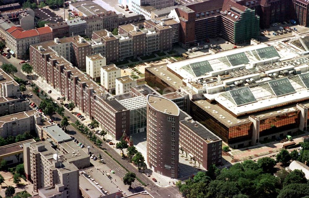 Aerial photograph Berlin - Wedding - Büro- und Industriekomplex in der Brunnenstraße in Berlin-Wedding.