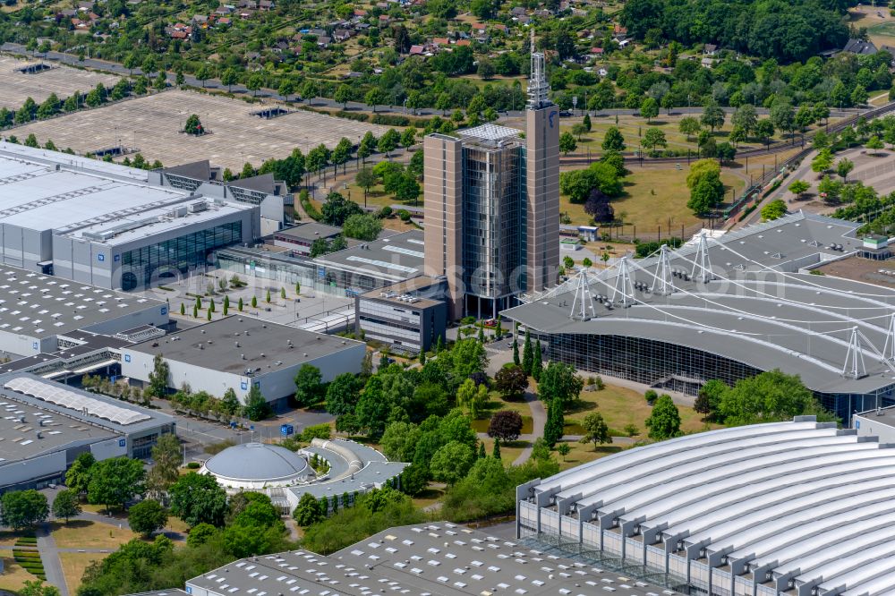 Hannover from the bird's eye view: Office and corporate management high-rise building Deutsche Messe AG - Buerohaus 1 on street Nordallee in the district Mittelfeld in Hannover in the state Lower Saxony, Germany