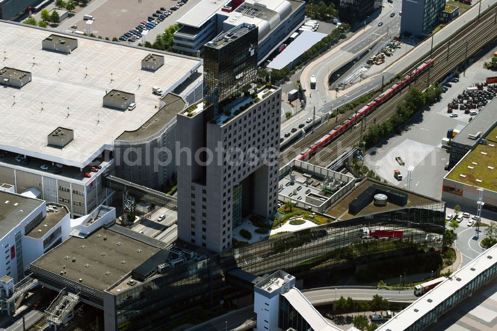 Aerial photograph Frankfurt am Main - Office and corporate management high-rise building of Messe Frankfurt GmbH on Ludwig-Erhard-Anlage in Frankfurt in the state Hesse, Germany