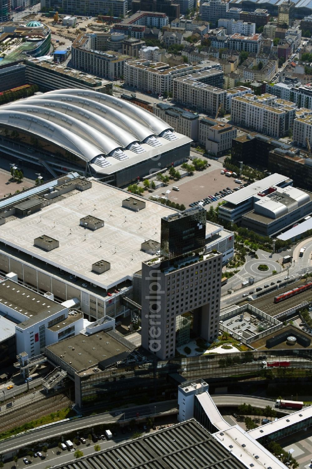 Aerial image Frankfurt am Main - Office and corporate management high-rise building of Messe Frankfurt GmbH on Ludwig-Erhard-Anlage in Frankfurt in the state Hesse, Germany