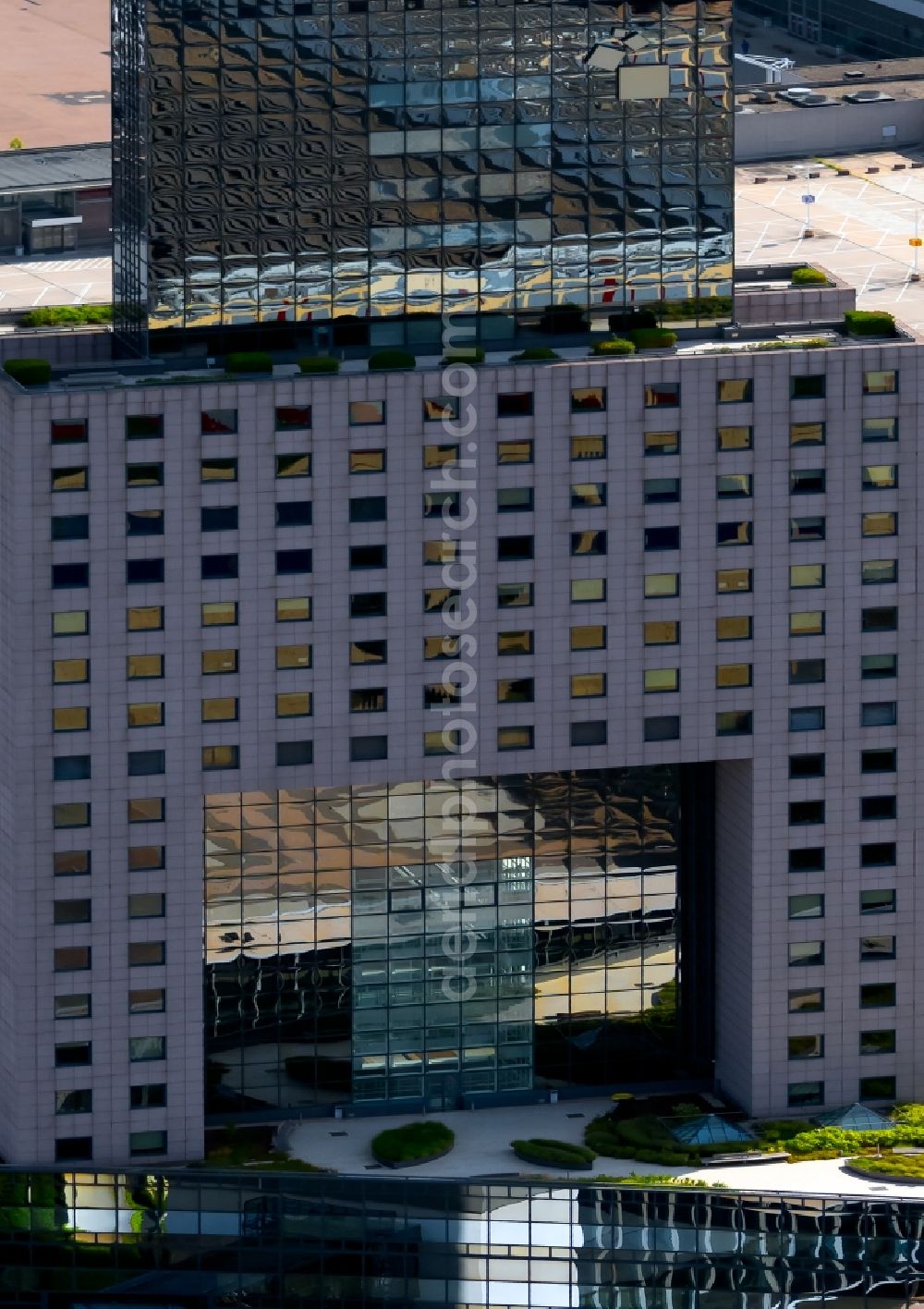 Aerial photograph Frankfurt am Main - Office and corporate management high-rise building of Messe Frankfurt GmbH on Ludwig-Erhard-Anlage in Frankfurt in the state Hesse, Germany