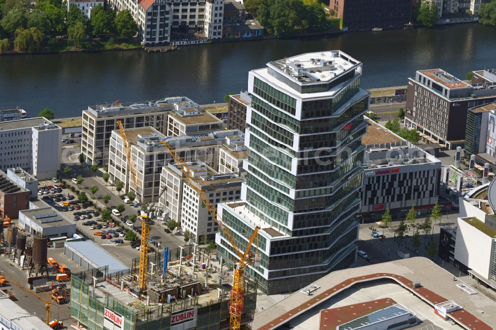 Aerial photograph Berlin - Office and corporate management high-rise building Stream Tower on street Wanda-Kallenbach-Strasse in the district Friedrichshain in Berlin, Germany