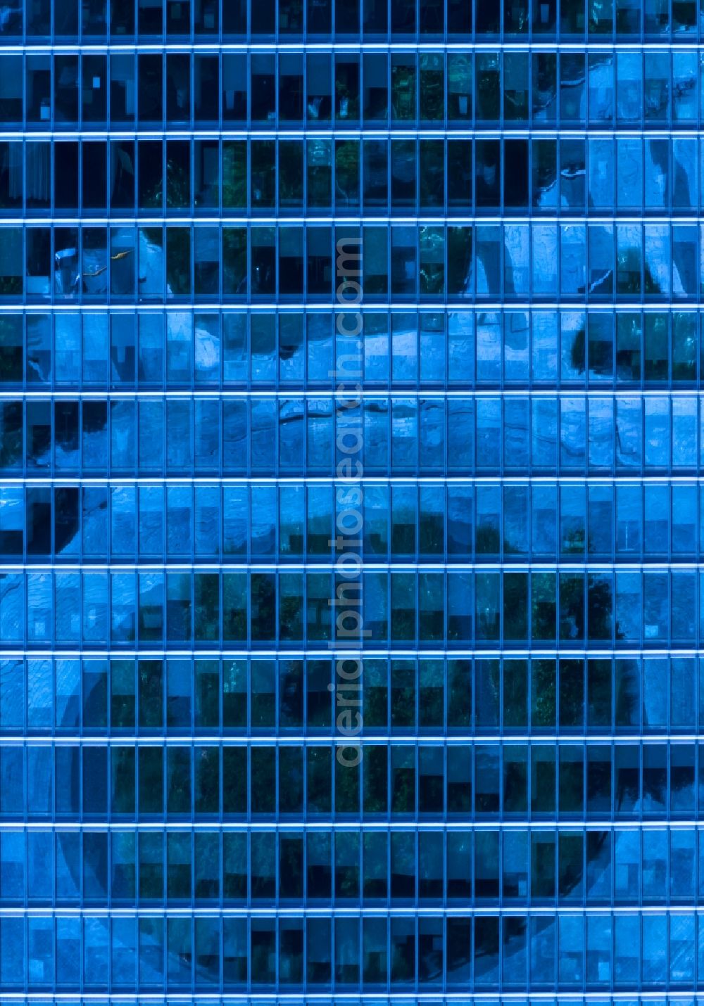 Bremen from the bird's eye view: Office and corporate management high-rise building Wesertower Am Weser-Terminal in Bremen, Germany