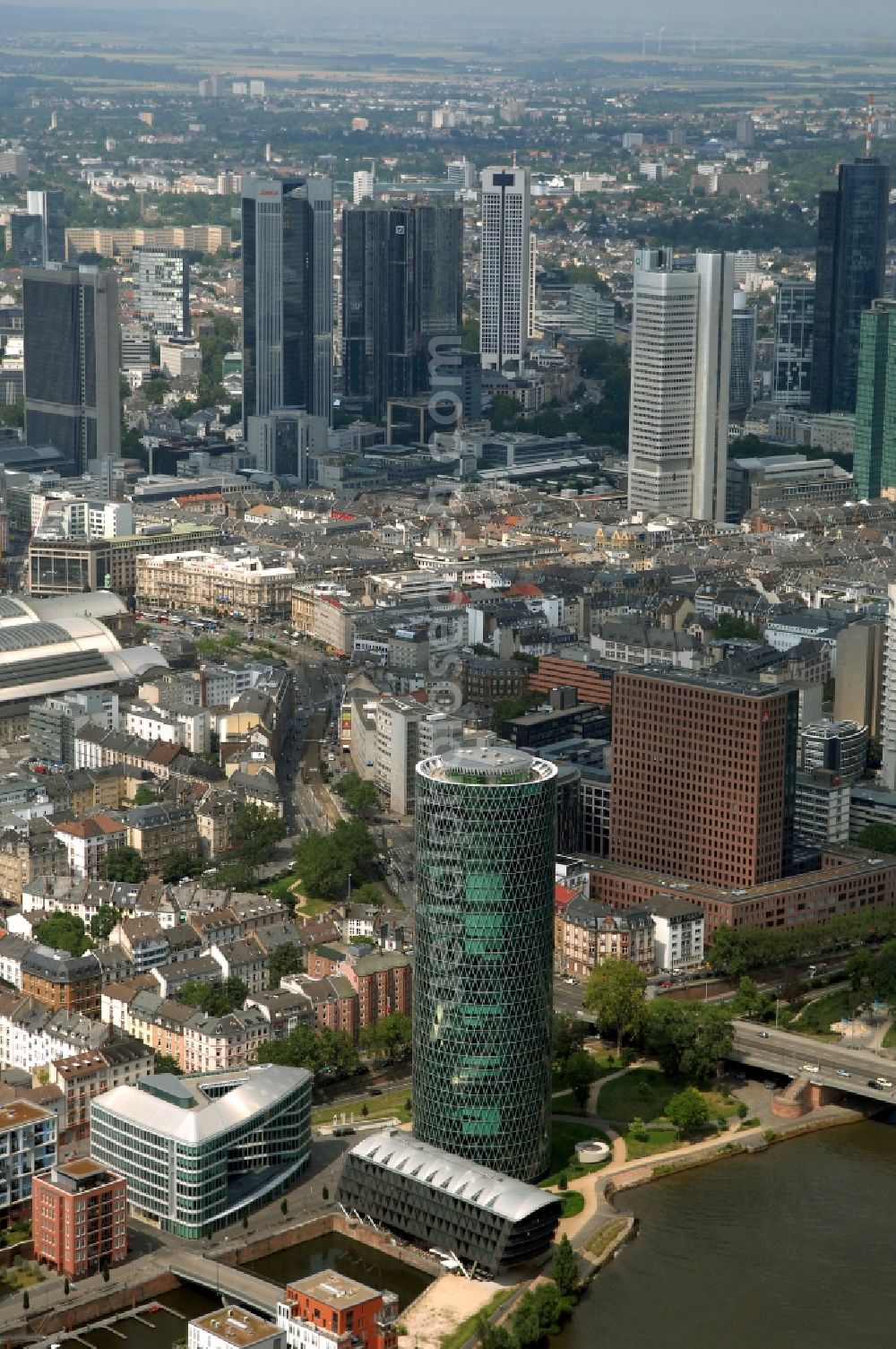 Aerial image Frankfurt am Main - Office and corporate management high-rise building WesthafenTower on place Westhafenplatz in the district Gutleutviertel in Frankfurt in the state Hesse, Germany