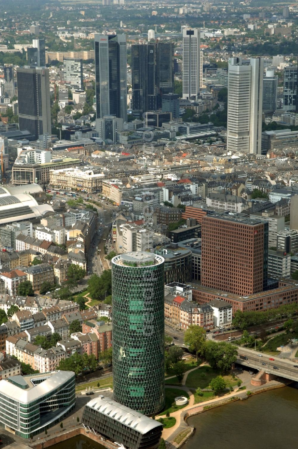 Aerial photograph Frankfurt am Main - Office and corporate management high-rise building WesthafenTower on place Westhafenplatz in the district Gutleutviertel in Frankfurt in the state Hesse, Germany