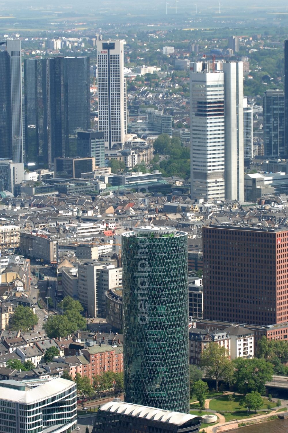 Aerial photograph Frankfurt am Main - Office and corporate management high-rise building WesthafenTower on place Westhafenplatz in the district Gutleutviertel in Frankfurt in the state Hesse, Germany