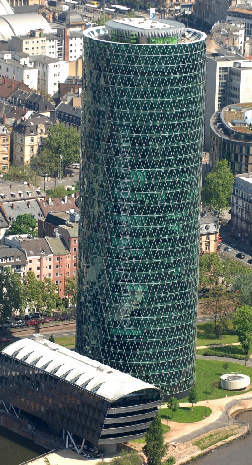 Aerial photograph Frankfurt am Main - Office and corporate management high-rise building WesthafenTower on place Westhafenplatz in the district Gutleutviertel in Frankfurt in the state Hesse, Germany