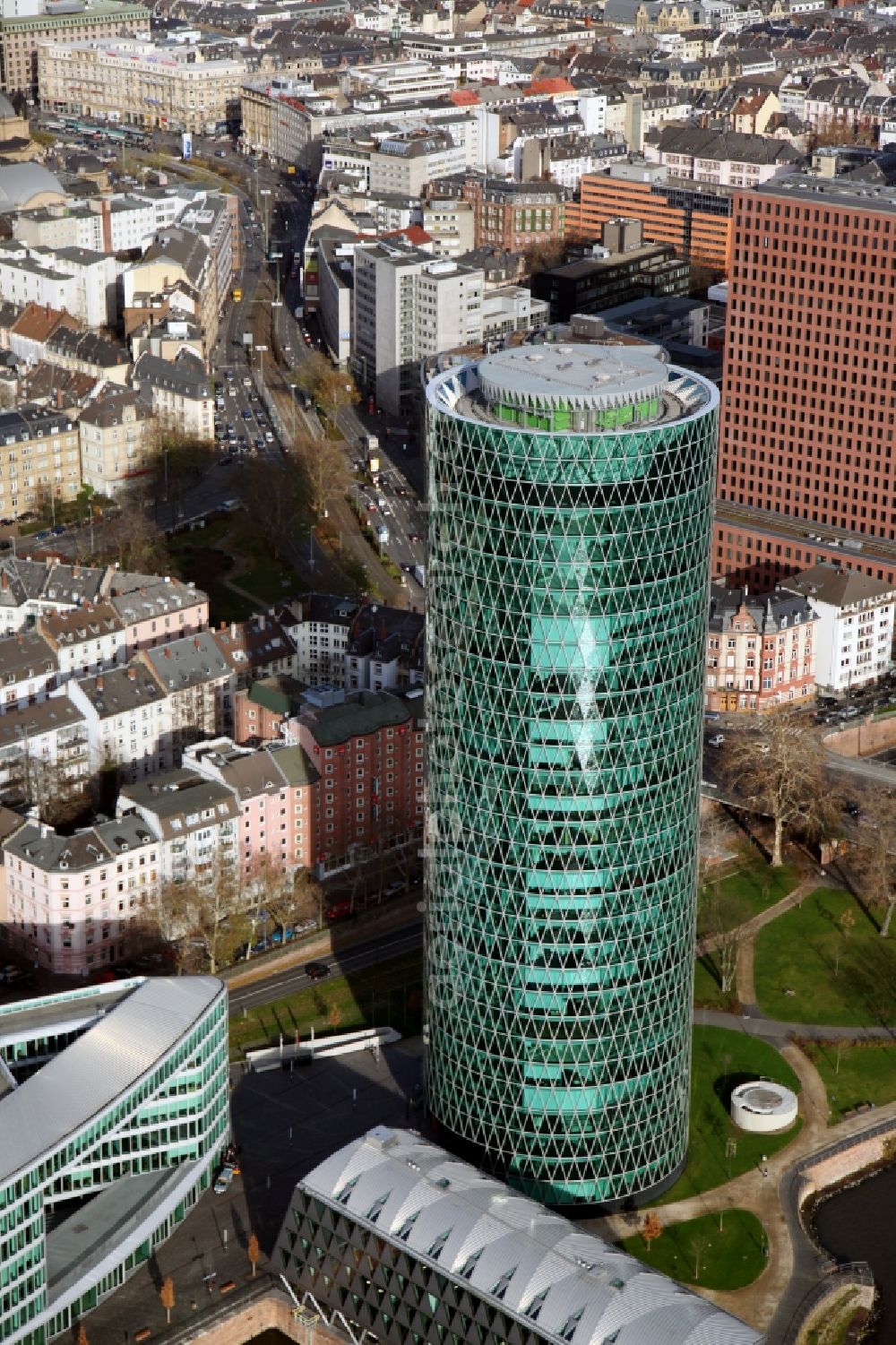 Frankfurt am Main from the bird's eye view: Office and corporate management high-rise building WesthafenTower on place Westhafenplatz in the district Gutleutviertel in Frankfurt in the state Hesse, Germany