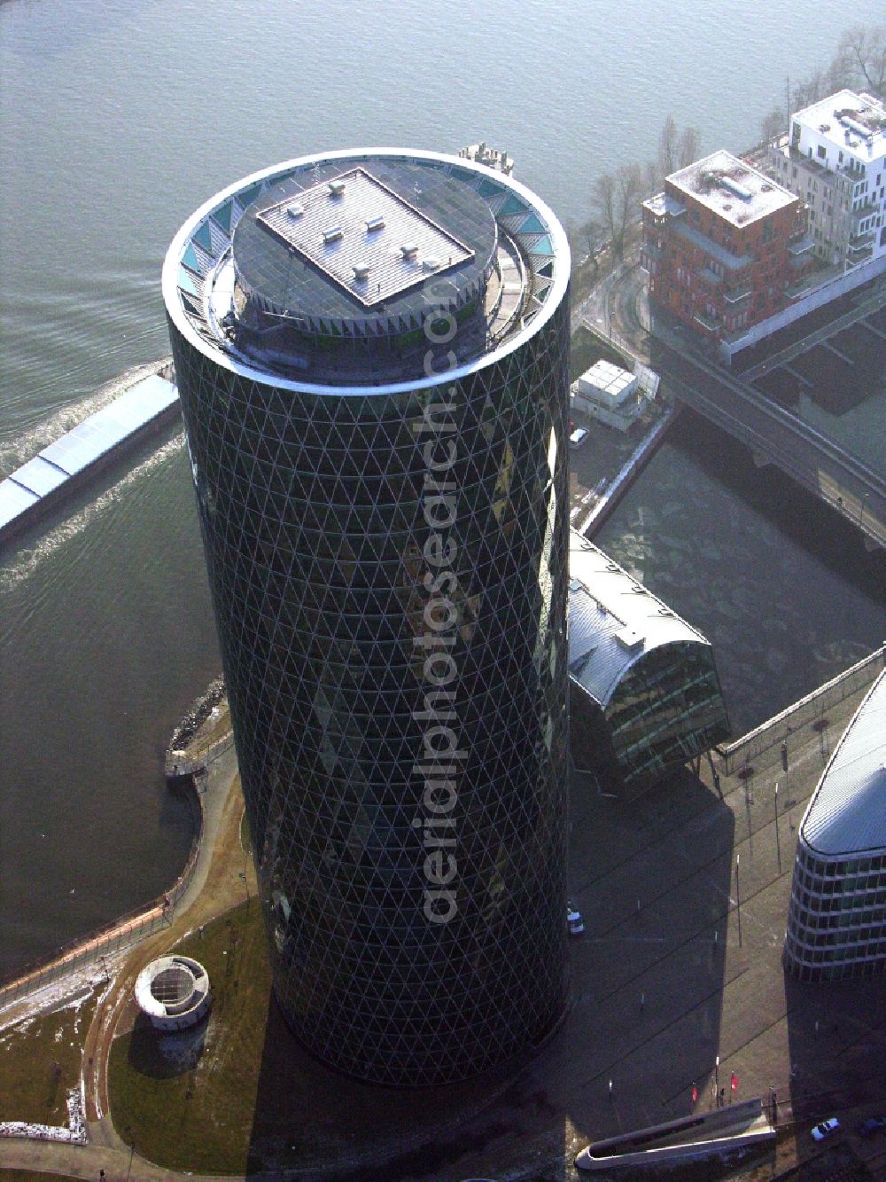 Frankfurt am Main from above - Office and corporate management high-rise building WesthafenTower on place Westhafenplatz in the district Gutleutviertel in Frankfurt in the state Hesse, Germany