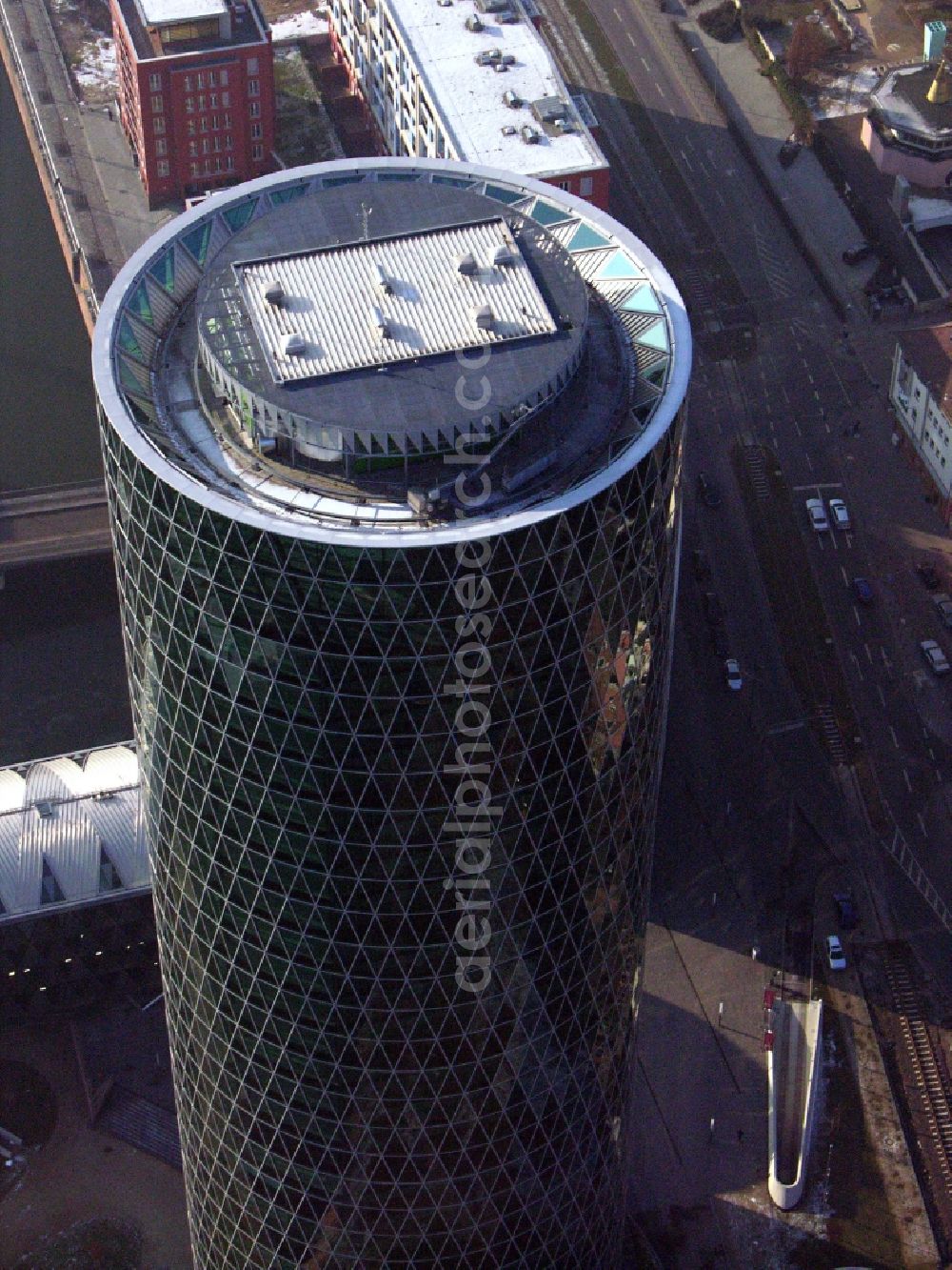 Frankfurt am Main from above - Office and corporate management high-rise building WesthafenTower on place Westhafenplatz in the district Gutleutviertel in Frankfurt in the state Hesse, Germany