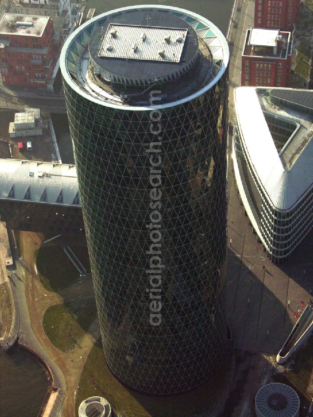 Frankfurt am Main from the bird's eye view: Office and corporate management high-rise building WesthafenTower on place Westhafenplatz in the district Gutleutviertel in Frankfurt in the state Hesse, Germany