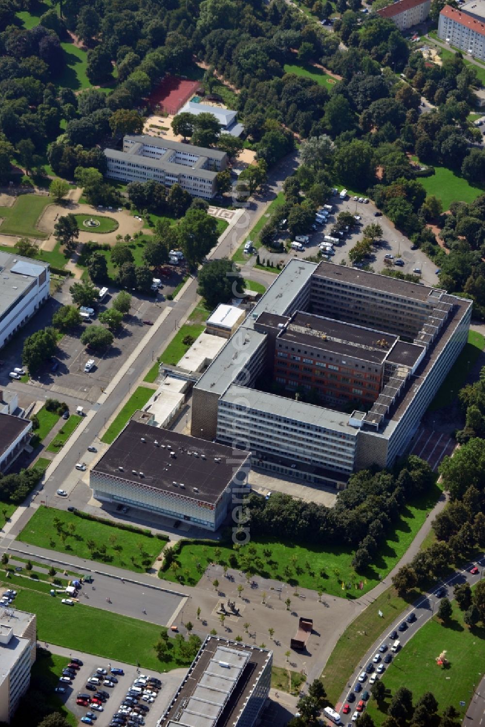 Dresden from the bird's eye view: Office and business building in the street Zinzendorfstrasse in Dresden in Saxony