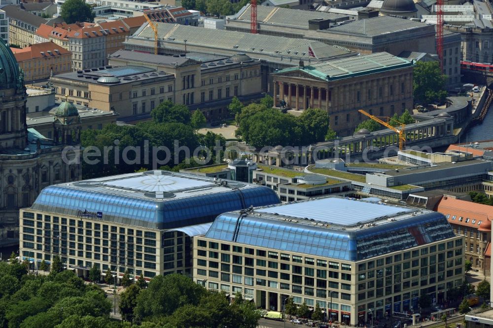 Aerial photograph Berlin Mitte - Office, residential and commercial building ensemble City Quartier Berlin Domaquaree in the city center Mitte district of Berlin