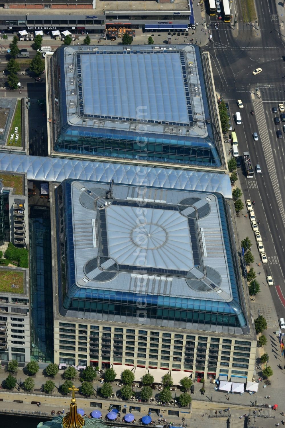 Aerial photograph Berlin Mitte - Office, residential and commercial building ensemble City Quartier Berlin Domaquaree in the city center Mitte district of Berlin