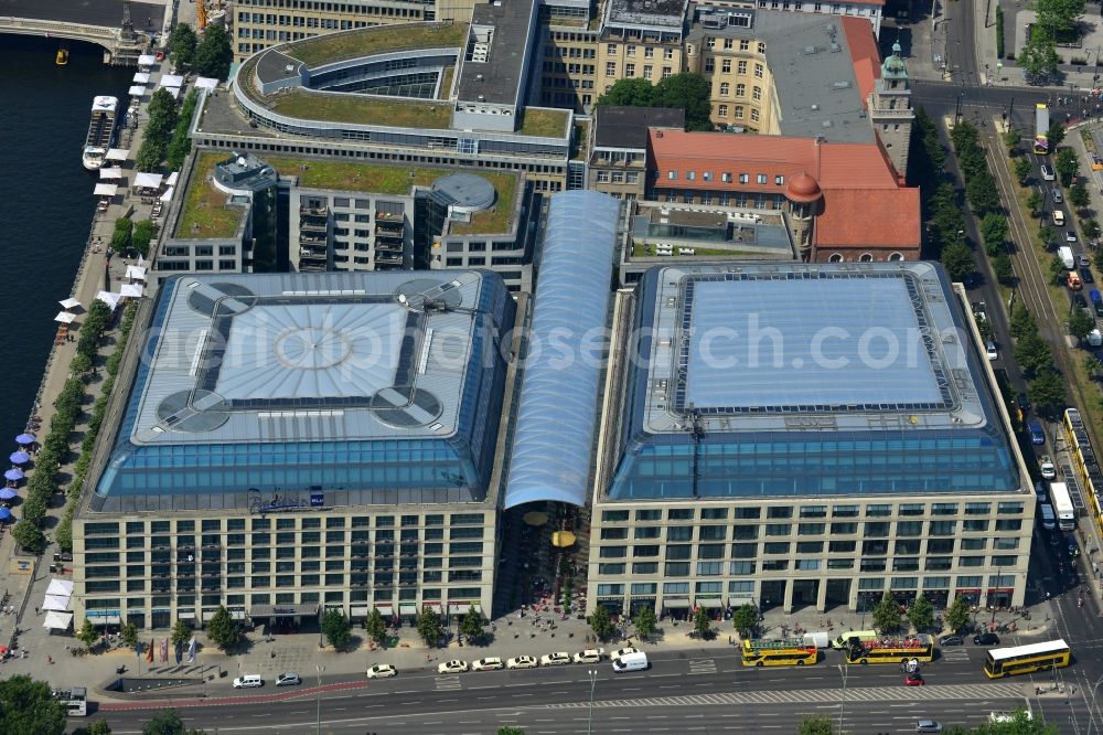 Aerial photograph Berlin Mitte - Office, residential and commercial building ensemble City Quartier Berlin Domaquaree in the city center Mitte district of Berlin