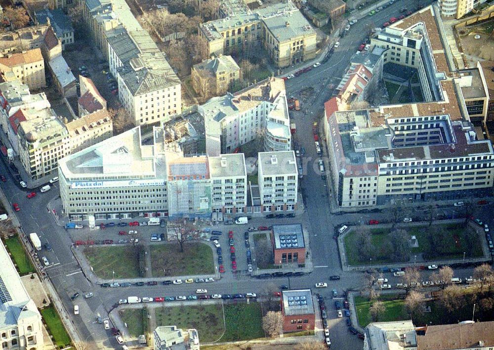 Berlin from the bird's eye view: Büro- und Wohnhauskomplex der BAYERISCHEN HAUSBAU an der Invalidenstraße / Hannoversche Straße mit den beiden Torhäusern zur Charité.