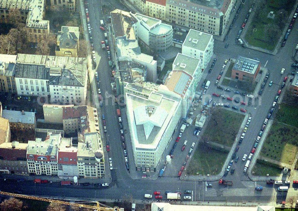 Aerial photograph Berlin - Büro- und Wohnhauskomplex der BAYERISCHEN HAUSBAU an der Invalidenstraße / Hannoversche Straße mit den beiden Torhäusern zur Charité.