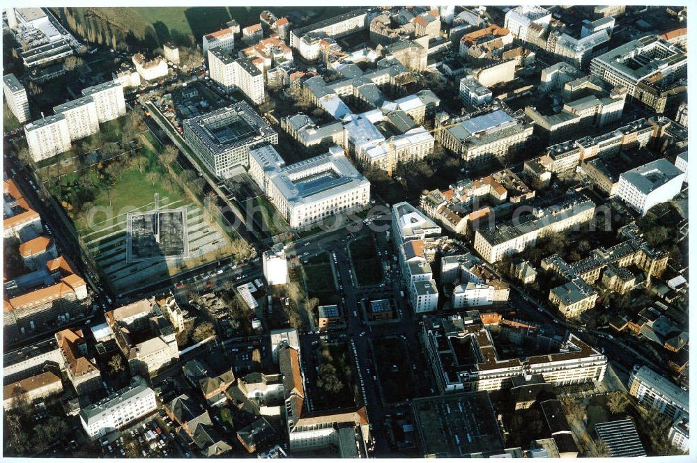 Berlin from the bird's eye view: Büro- und Wohnhauskomplex der BAYERISCHEN HAUSBAU an der Invalidenstraße / Hannoversche Straße mit den beiden Torhäusern zur Charité.