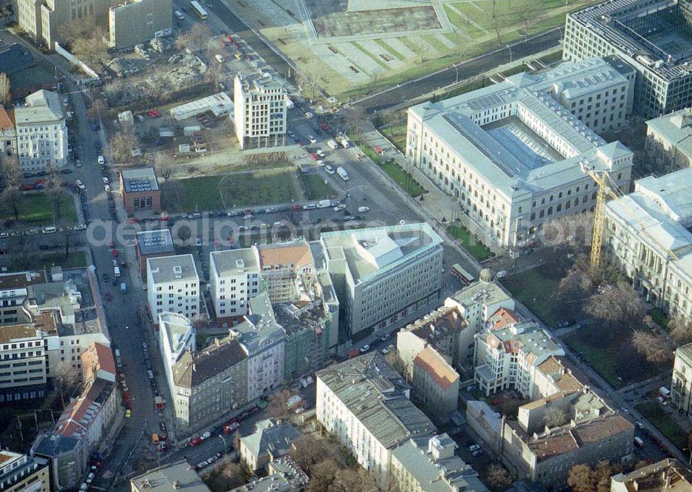 Aerial image Berlin - Büro- und Wohnhauskomplex der BAYERISCHEN HAUSBAU an der Invalidenstraße / Hannoversche Straße mit den beiden Torhäusern zur Charité.