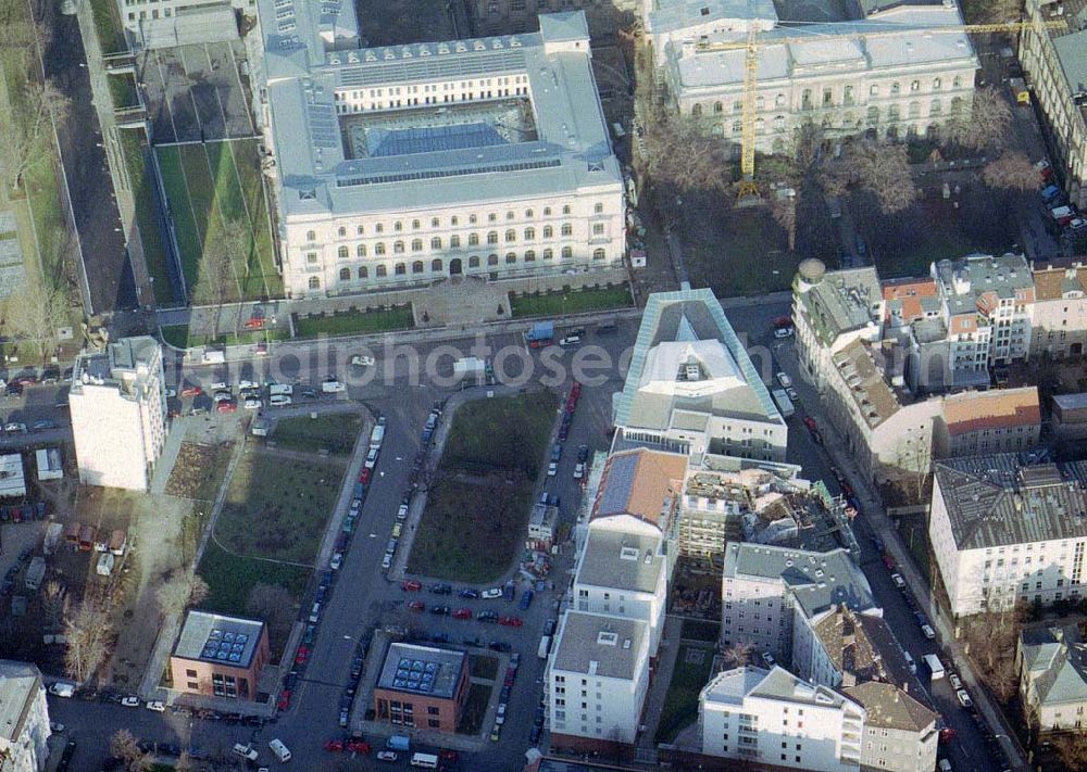 Aerial photograph Berlin - Büro- und Wohnhauskomplex der BAYERISCHEN HAUSBAU an der Invalidenstraße / Hannoversche Straße mit den beiden Torhäusern zur Charité.