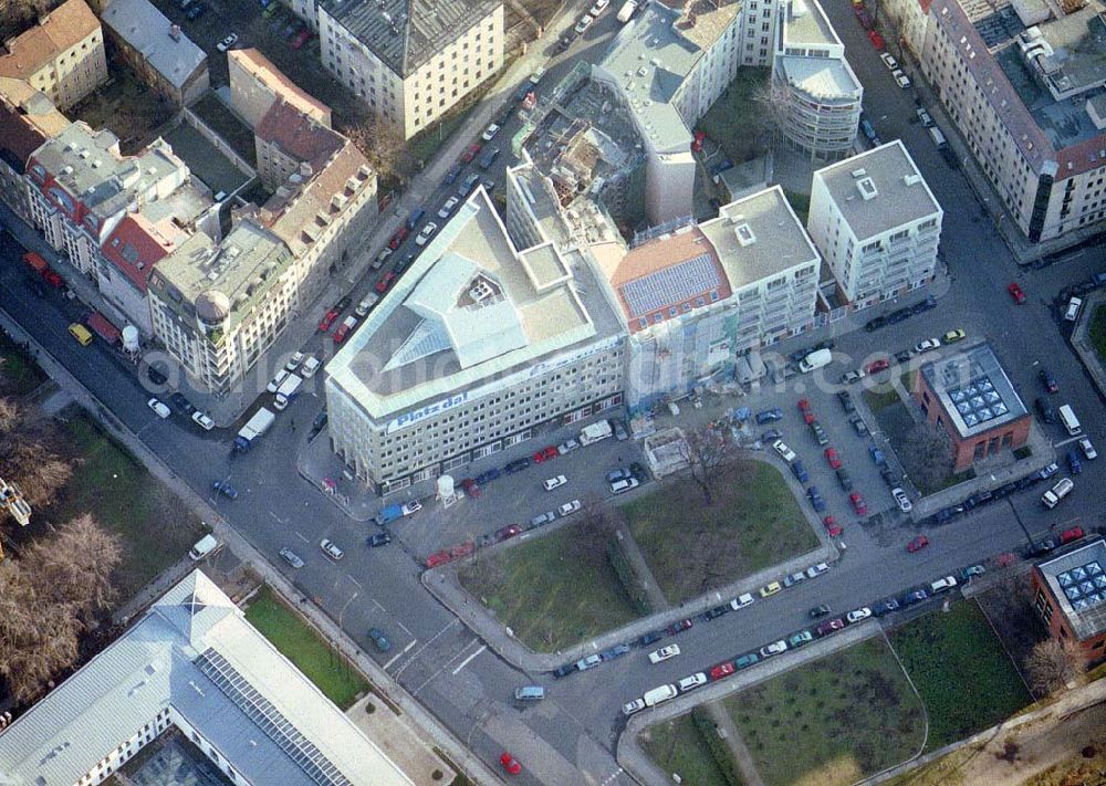 Berlin from above - Büro- und Wohnhauskomplex der BAYERISCHEN HAUSBAU an der Invalidenstraße / Hannoversche Straße mit den beiden Torhäusern zur Charité.