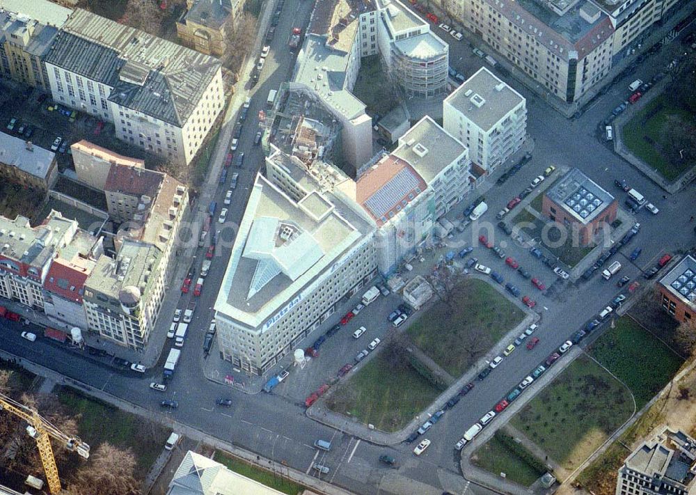 Berlin from the bird's eye view: Büro- und Wohnhauskomplex der BAYERISCHEN HAUSBAU an der Invalidenstraße / Hannoversche Straße mit den beiden Torhäusern zur Charité.