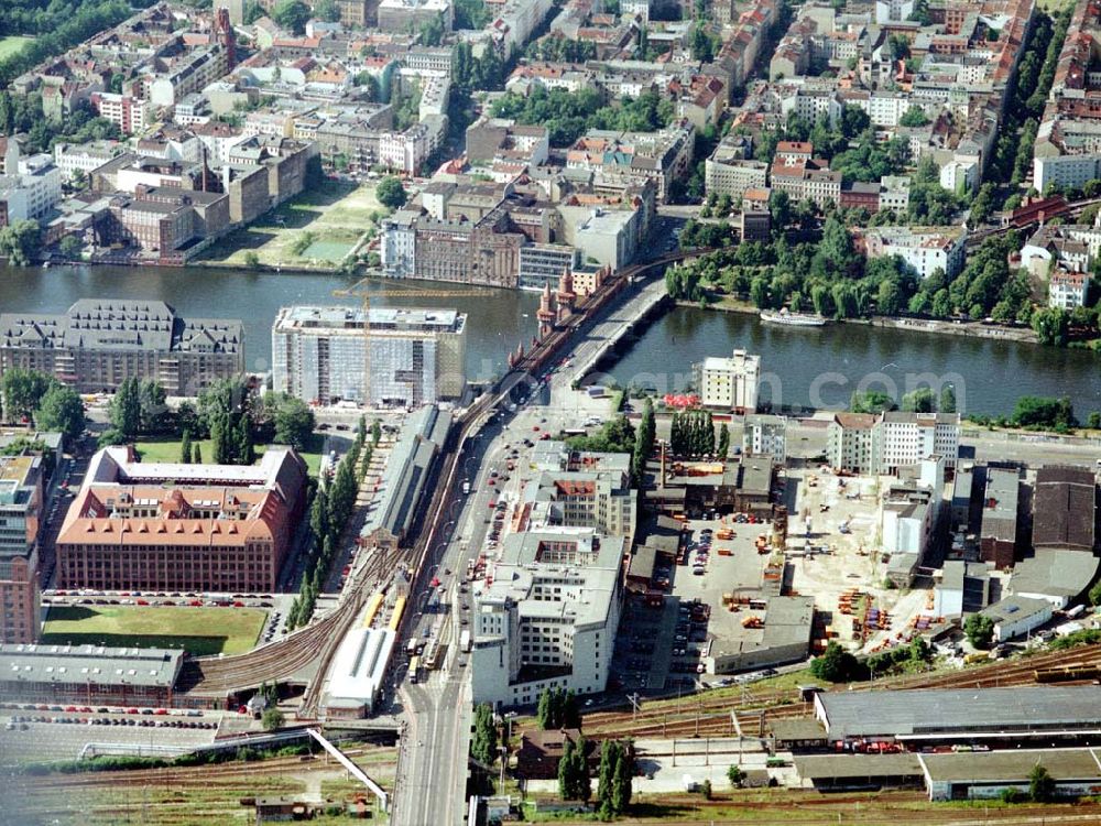 Berlin - Friedrichshain from above - Büro- und Wohnviertel an der Warschauer Straße / Oberbaumbrücke in Berlin - Friedrichshain.