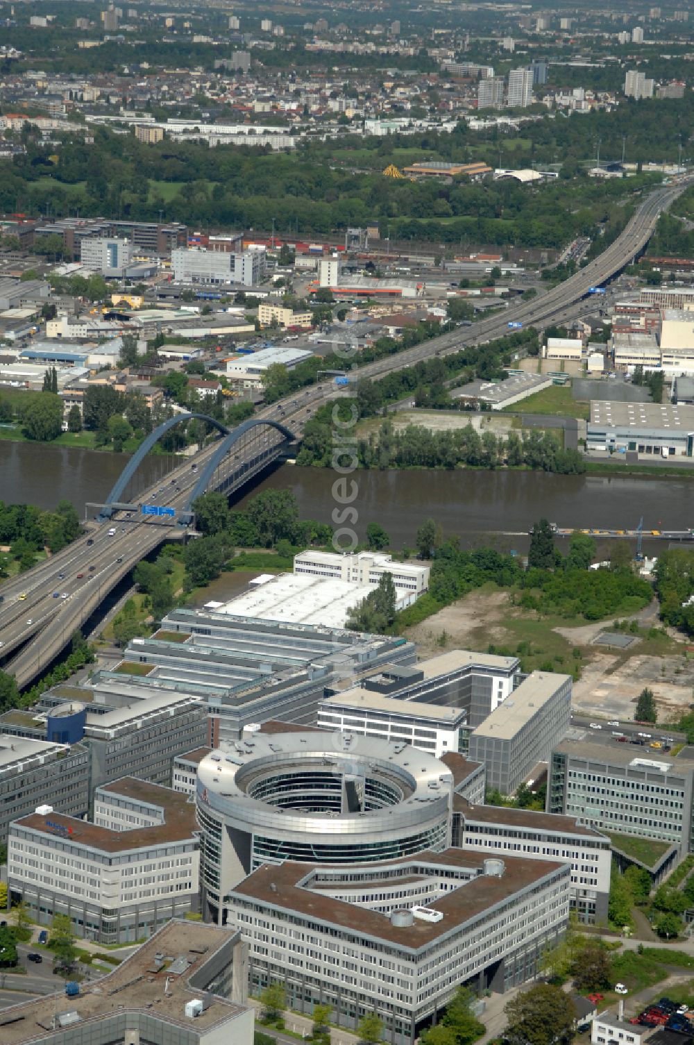 Aerial image Offenbach am Main - Office building Omega Haus on street Strahlenbergerstrasse in Offenbach am Main in the state Hesse, Germany