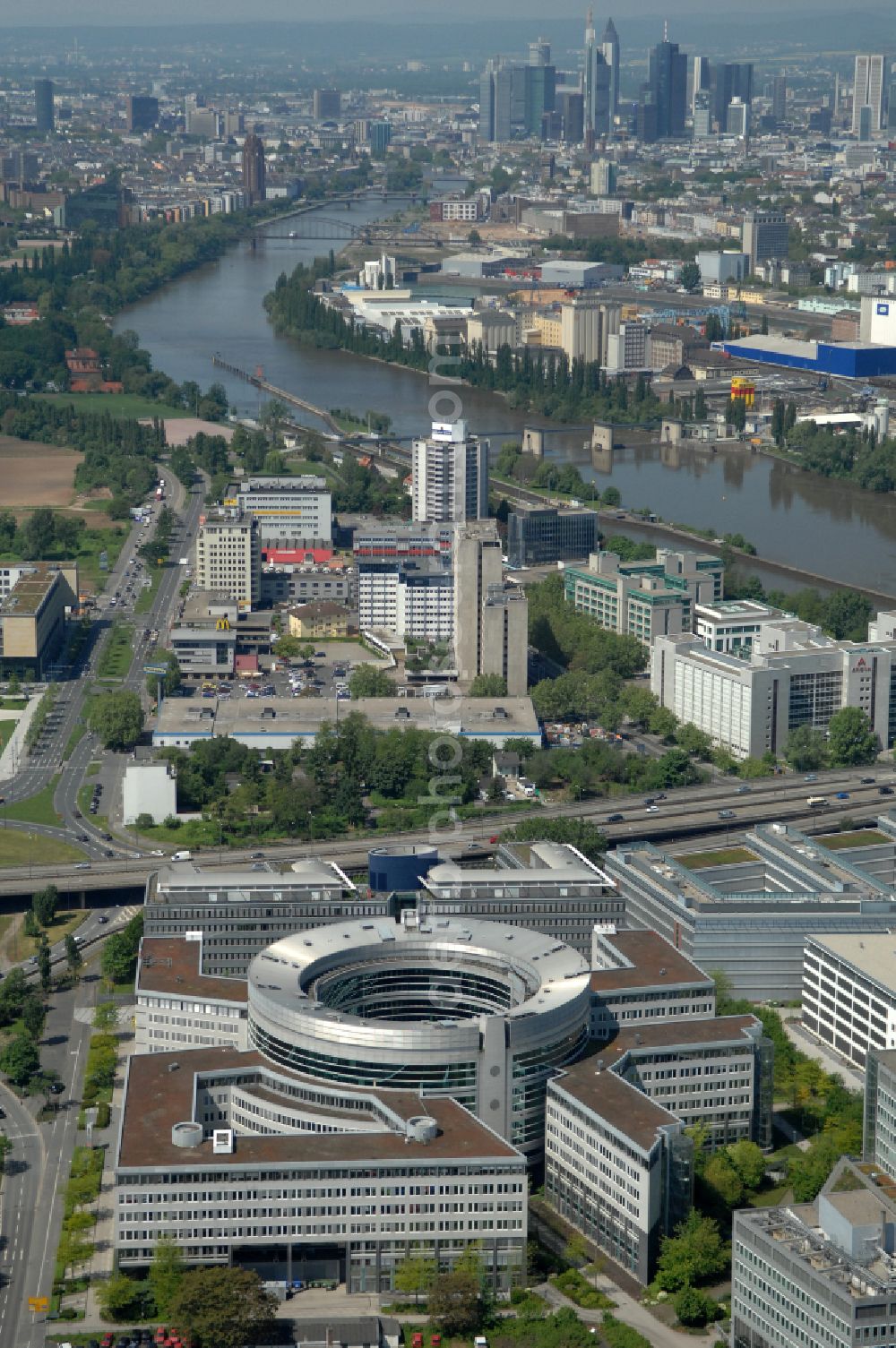 Aerial photograph Offenbach am Main - Office building Omega Haus on street Strahlenbergerstrasse in Offenbach am Main in the state Hesse, Germany