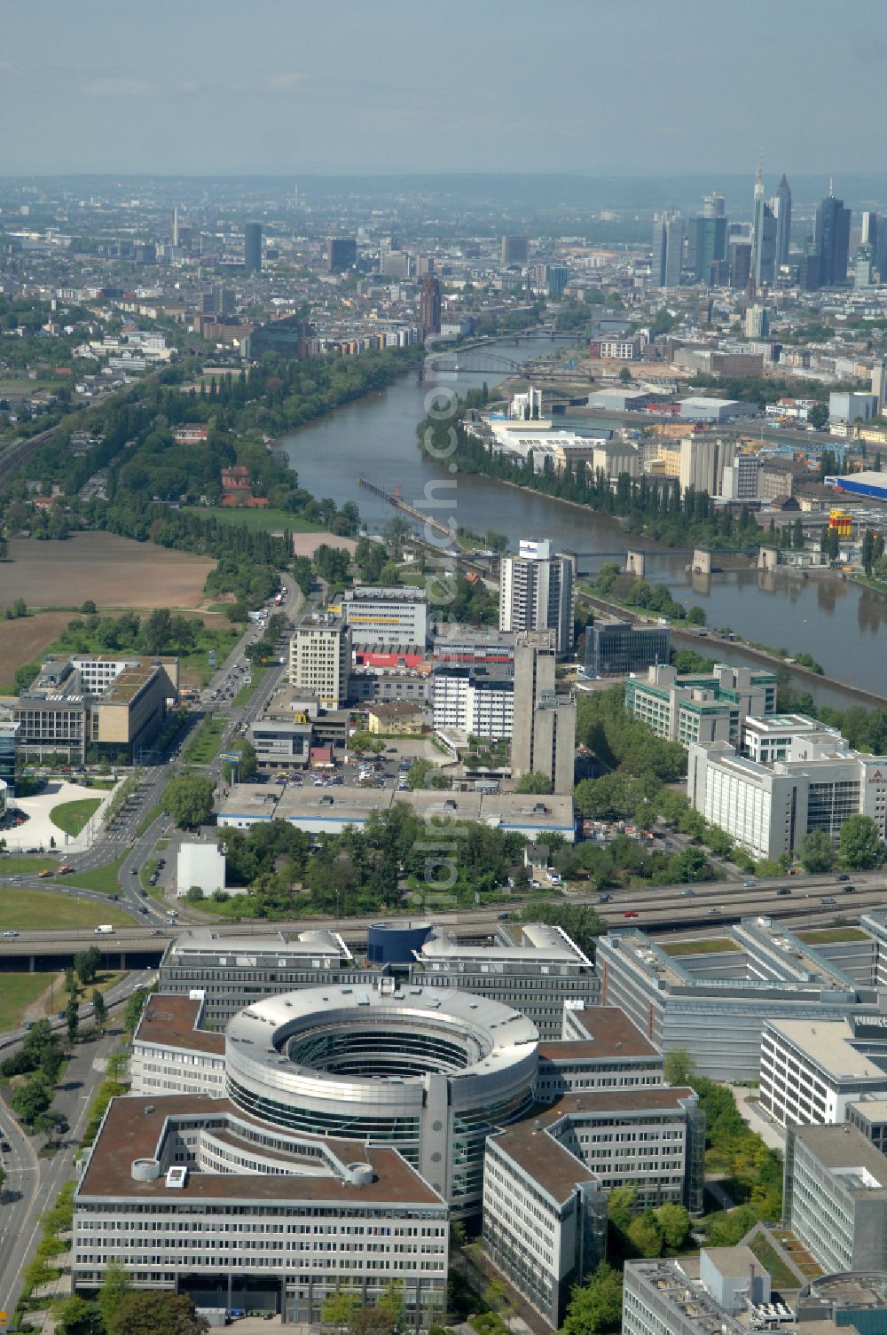 Offenbach am Main from the bird's eye view: Office building Omega Haus on street Strahlenbergerstrasse in Offenbach am Main in the state Hesse, Germany