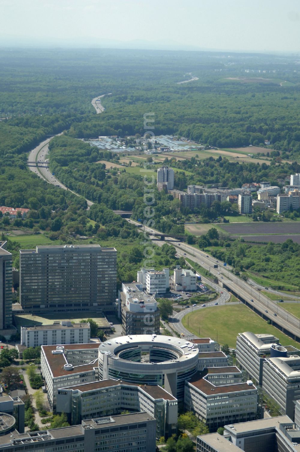 Offenbach am Main from the bird's eye view: Office building Omega Haus on street Strahlenbergerstrasse in Offenbach am Main in the state Hesse, Germany