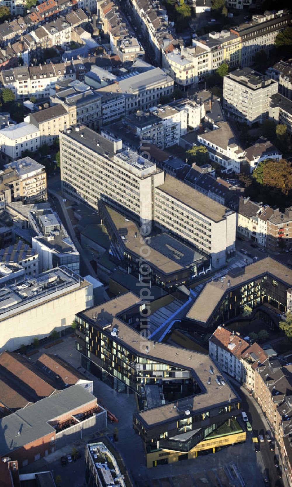 Aerial photograph Aachen - Das Direktionsgebäude der AachenMünchener Versicherung AG in der Borngasse in Aachen in Nordrhein-Westfalen. Ein Projekt des Unternehmens ALPINE Bau Deutschland AG. A office block of AachenMuenchener Versicherung AG at the street Borngasse in Aachen in North Rhine-Westphalia. A project of ALPINE Bau Deutschland AG company.