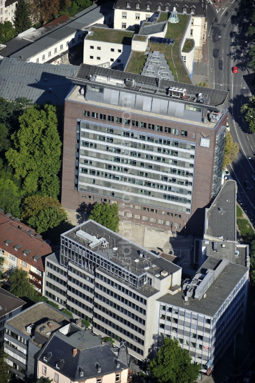 Aerial photograph Frankfurt am Main - Bürogebäude Arca-Haus, Sitz der IBM Pensionskasse Deutschland, an der Eschersheimer Landstraße im Stadtteil Westend-Süd in Frankfurt am Main in Hessen. Office building Arca-Haus at the street Eschersheimer Strasse in the district Westend in Frankfurt at the Main in Hesse.