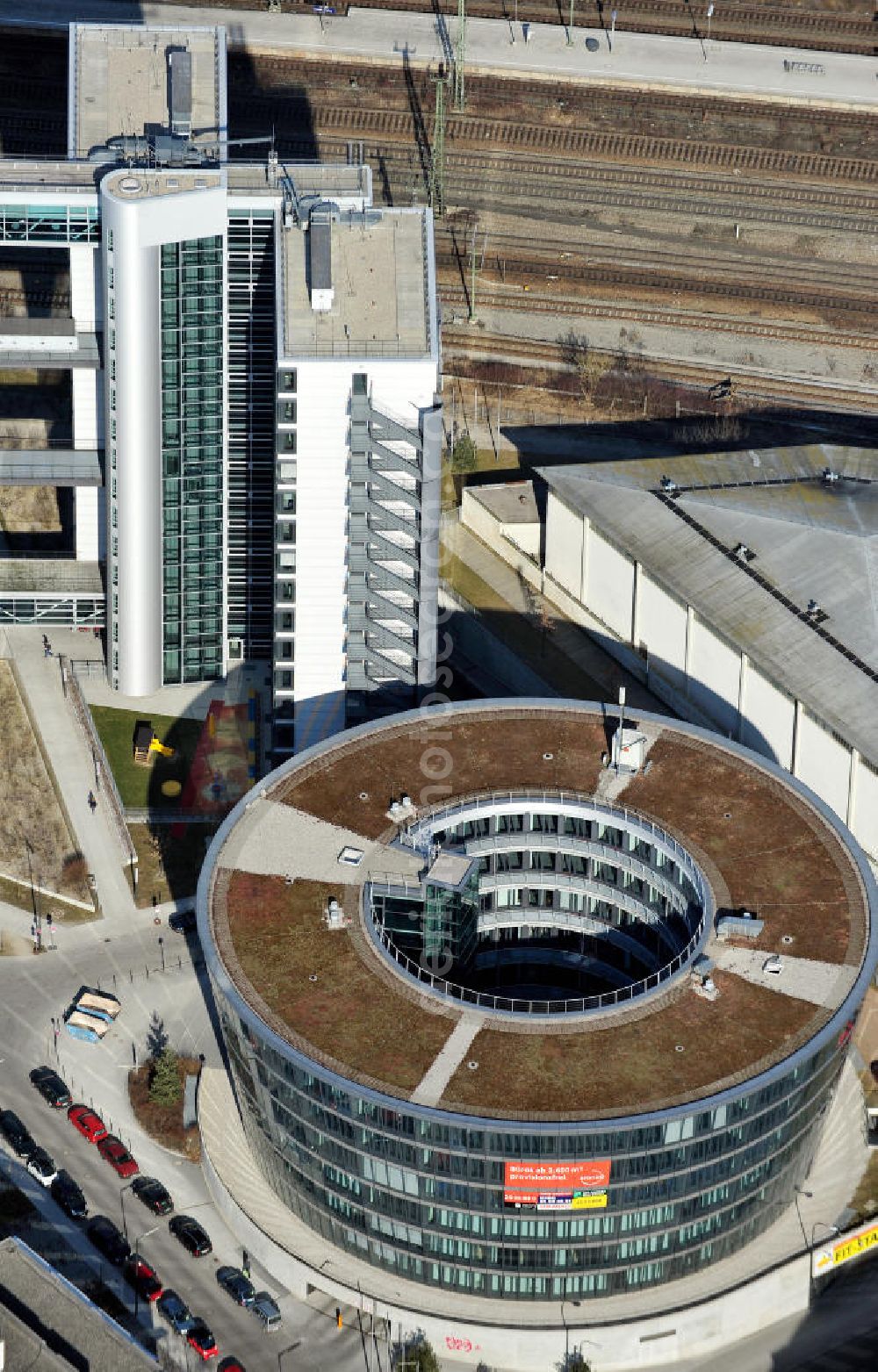 Aerial photograph München - Das Bürogebäude Arondo an der Dingolfinger Straße im Münchener Stadtteil Haidhausen. Das Gebäude bietet mietbare Büroräume für unterschiedliche Firmen. The office block Arondo at the Dingolfinger Strasse in the Munich district Haidhausen.