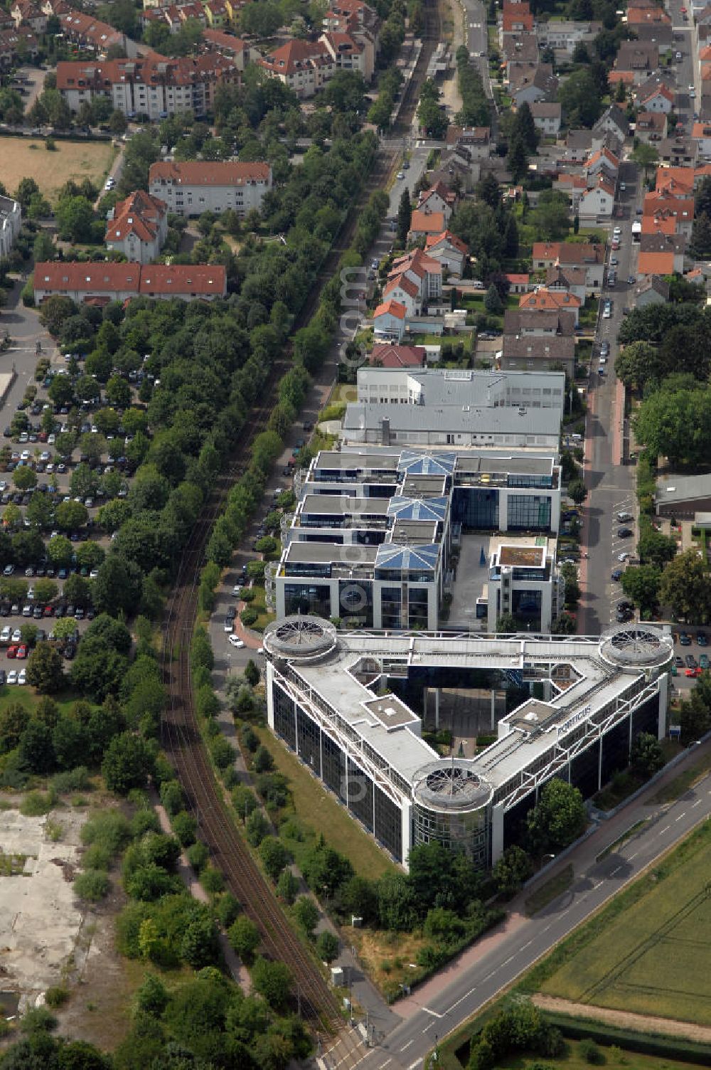 Bad Homburg von der Höhe from the bird's eye view: Blick auf das Bürogebäude Porticus und die Geschäftsstelle von Customer Care & Consulting GmbH im Stadtteil Ober-Eschbach von Bad Homburg in Hessen. Das Bürogebäude Porticus bietet vielen Unternehmen, wie z.B. dem Bildungswerk der Hessischen Wirtschaft e.V und der ILOG Deutschland GmbH Büroflächen. Kontakt: ILOG Deutschland GmbH, Tel. +49 (0) 617 240 600,