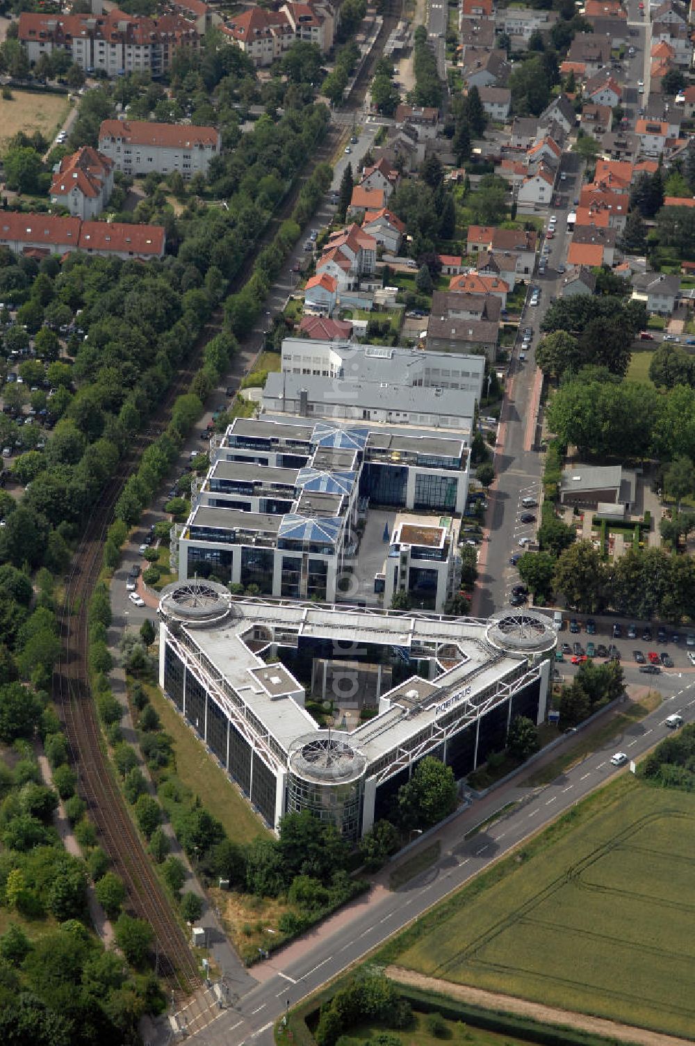 Aerial image Bad Homburg von der Höhe - Blick auf das Bürogebäude Porticus und die Geschäftsstelle von Customer Care & Consulting GmbH im Stadtteil Ober-Eschbach von Bad Homburg in Hessen. Das Bürogebäude Porticus bietet vielen Unternehmen, wie z.B. dem Bildungswerk der Hessischen Wirtschaft e.V und der ILOG Deutschland GmbH Büroflächen. Kontakt: ILOG Deutschland GmbH, Tel. +49 (0) 617 240 600,