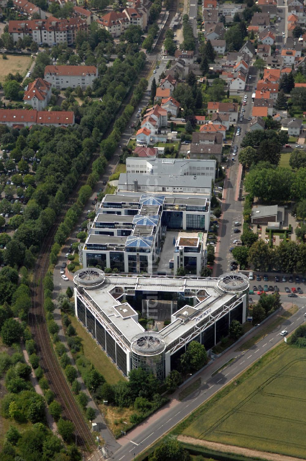 Aerial photograph Bad Homburg von der Höhe - Blick auf das Bürogebäude Porticus und die Geschäftsstelle von Customer Care & Consulting GmbH im Stadtteil Ober-Eschbach von Bad Homburg in Hessen. Das Bürogebäude Porticus bietet vielen Unternehmen, wie z.B. dem Bildungswerk der Hessischen Wirtschaft e.V und der ILOG Deutschland GmbH Büroflächen. Kontakt: ILOG Deutschland GmbH, Tel. +49 (0) 617 240 600,