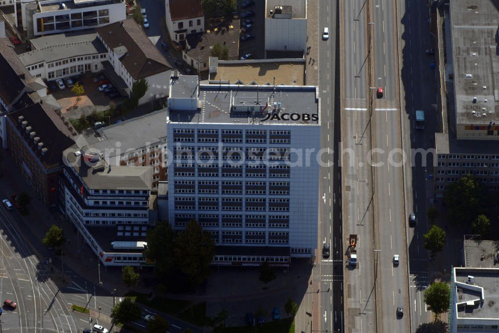 Bremen from above - Blick auf das Bürogebäude am Bahnhofsplatz Ecke Rembertiring mit Jacobs-Werbung auf dem Dach.