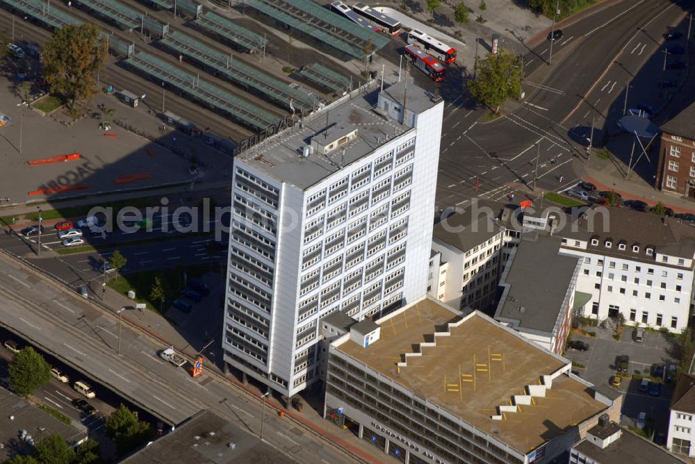 Bremen from above - Blick auf das Bürogebäude am Bahnhofsplatz Ecke Rembertiring mit Busbahnhof / ZOB im Hintergrund.