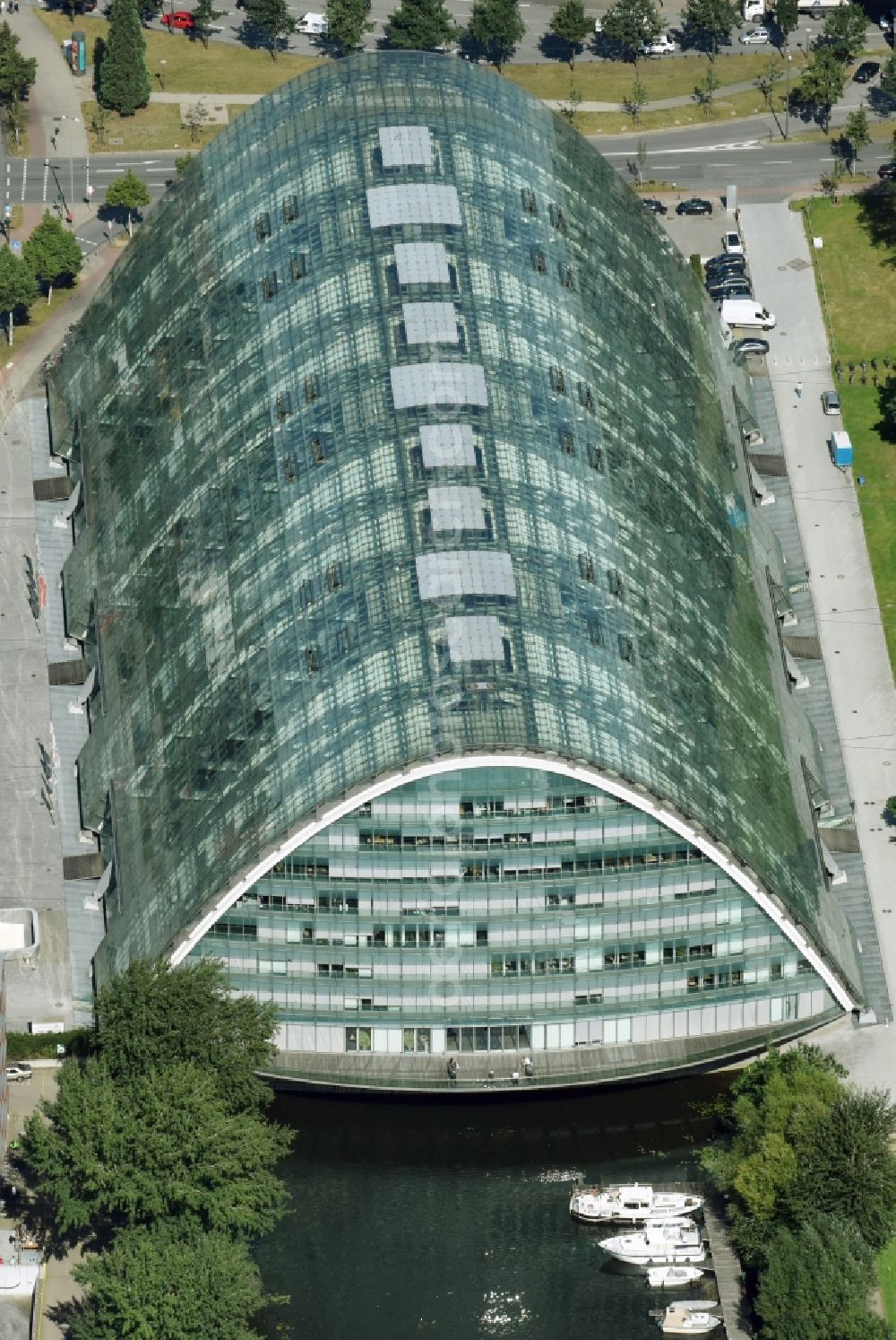 Hamburg from the bird's eye view: Office building Berliner Bogen in the Hammerbrook part of Hamburg. The glass and steel building is located at a water basin and is home to TUI Cruises