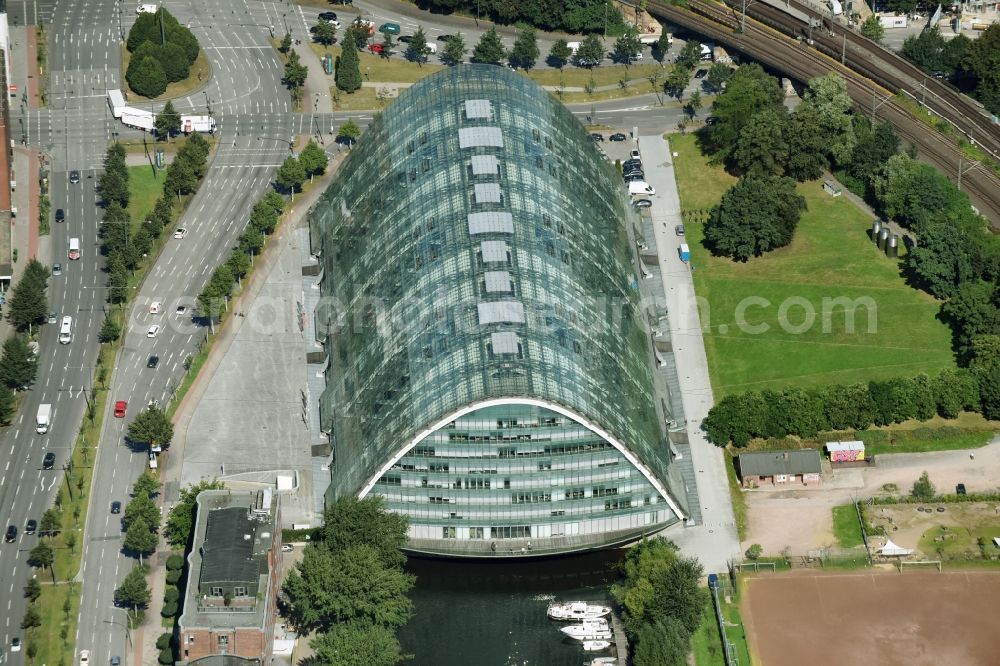 Aerial image Hamburg - Office building Berliner Bogen in the Hammerbrook part of Hamburg. The glass and steel building is located at a water basin and is home to TUI Cruises
