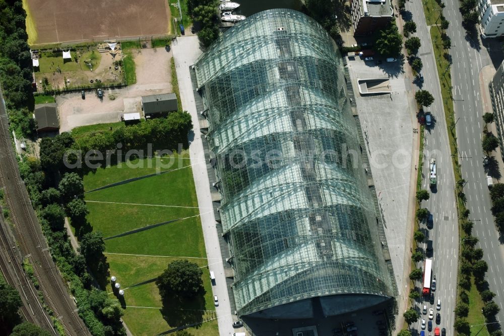 Hamburg from the bird's eye view: Office building Berliner Bogen in the Hammerbrook part of Hamburg. The glass and steel building is located at a water basin and is home to TUI Cruises