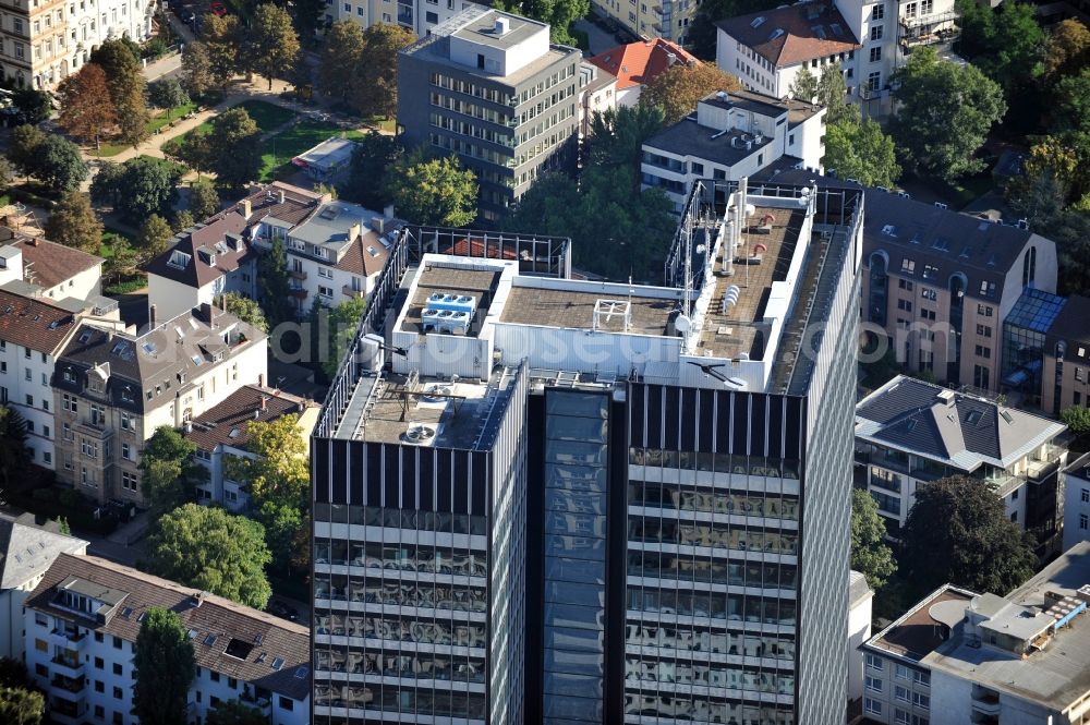 Aerial image Frankfurt am Main - Roof of the office building City-Highrise, also called Selmi-Highrise, at the street Platz der Republik in the district Westend is the headquarter of the DZ Bank in Farnkfurt at the Main in Hesse